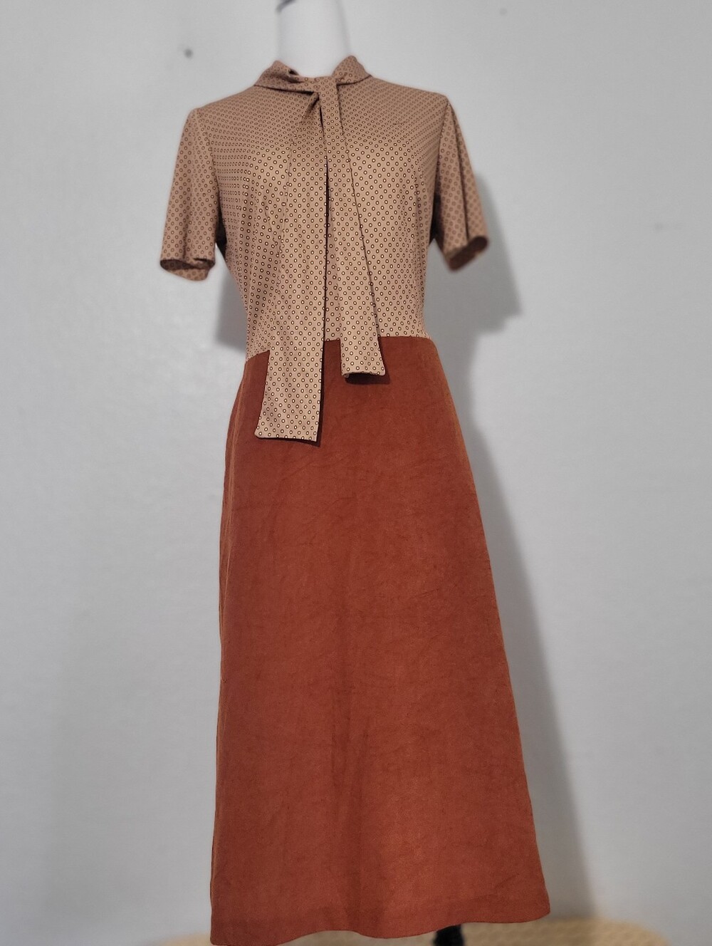 Vintage Women’s Two-Tone Rust Mdi Dress With Neutral Top Panel Size 18